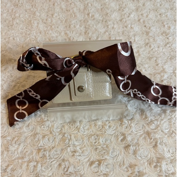 Gucci Logo Embossed key Holder - Picture 10 of 10